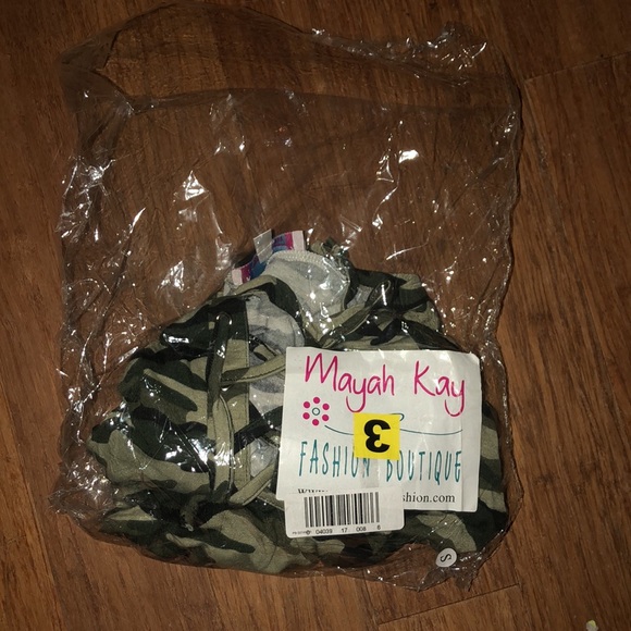 Mayah Kay juniors Black Green Camo Print Long Sleeved top New With Tags - Picture 2 of 3